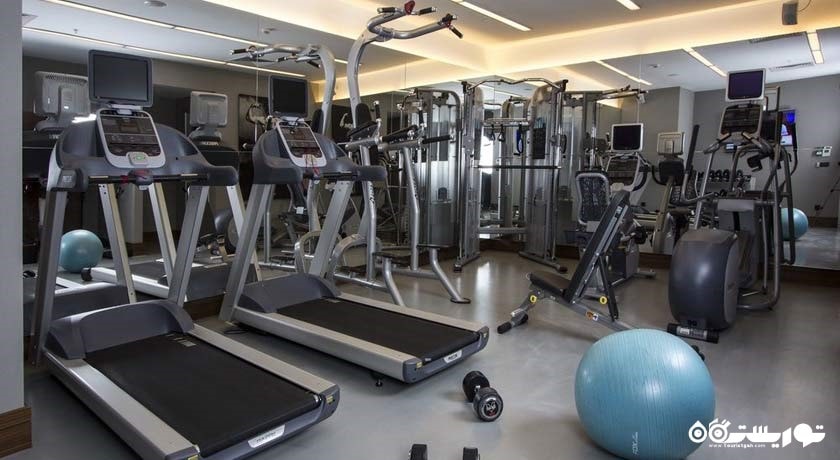 نمای کلی از سالن بدنسازی هتل